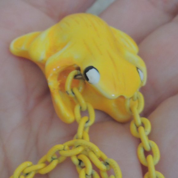 Necklace Hand Painted Yellow Frog Pendant on Yellow Chain Vtg 1960s - Jewel Box - Picture 3 of 9